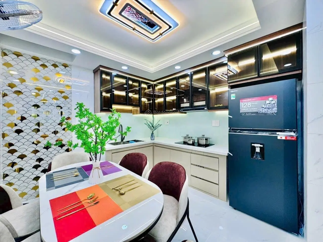NHÀ NGỘPPP NGAY MẶT TIỀN Đ.BÙI VĂN THÊM P9 Phú Nhuận DT: 60m2 Giá 2ty3 .Có HĐ cho thuê 14tr/1th
