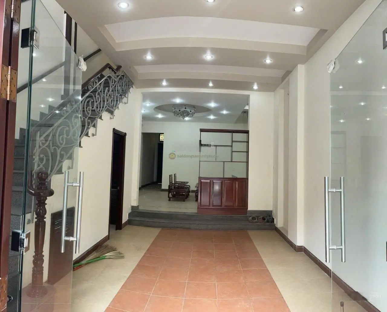 Chính chủ bán nhà 4 tầng khu compound trần não,dts 300 m2, 4pn giá 21 tỷ thương lượng lh 0944541949