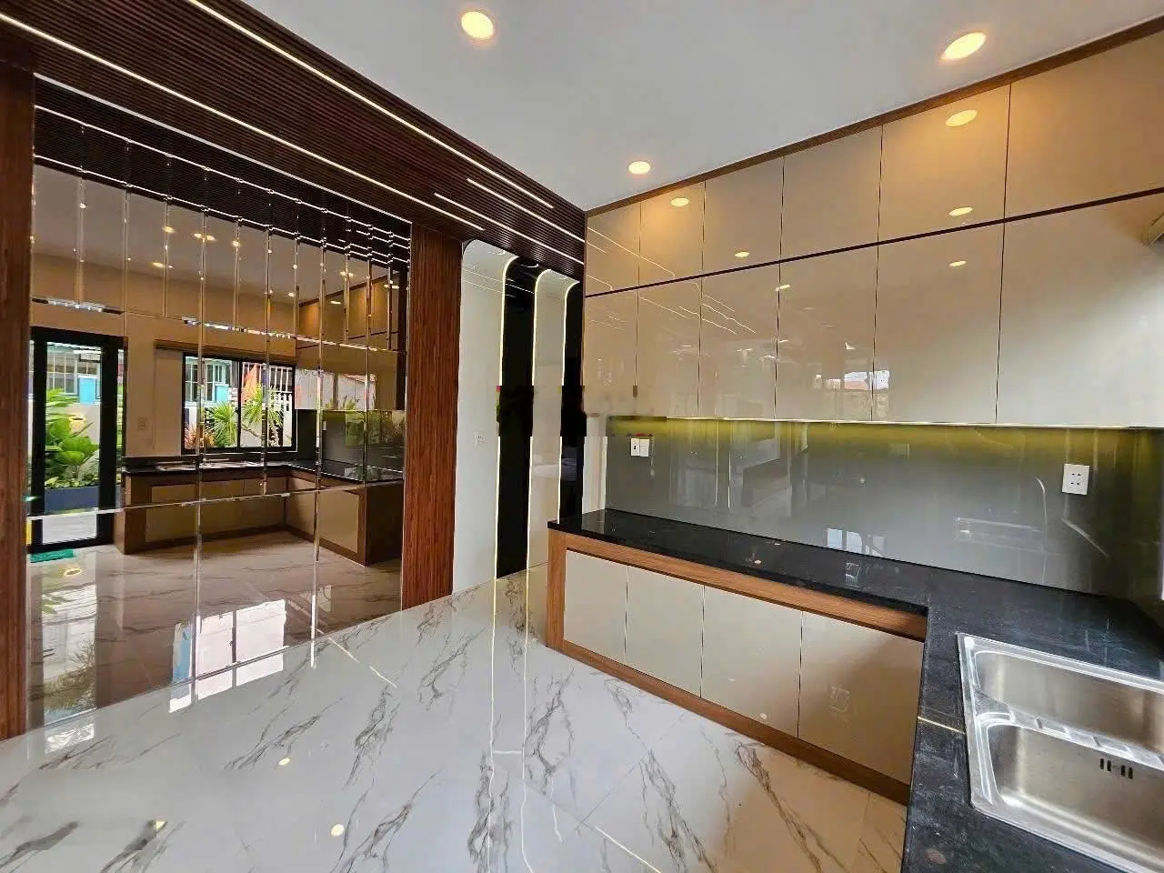 Bán Nhà Góc Biệt Thự Mini mới Xây Xong- 8m x 19m Full thổ Cư -kẹt Việc Bán lỗ 4ty9 - Cách Chợ 1,5km