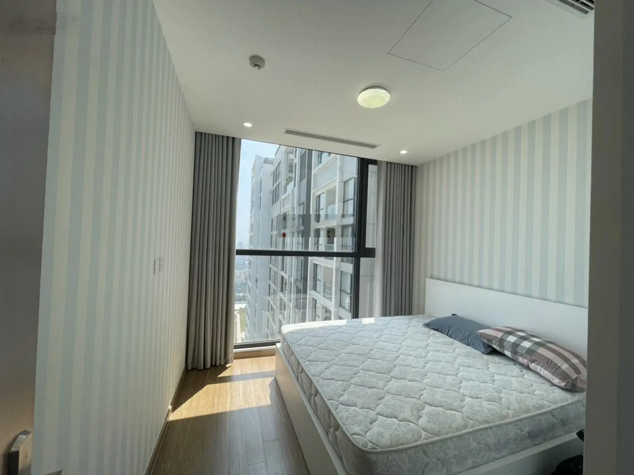Bán căn 3 ngủ, ban công Đông Bắc, view hồ, đủ đồ đẹp, Vinhomes Skylake Phạm Hùng. LH 0974 629 ***