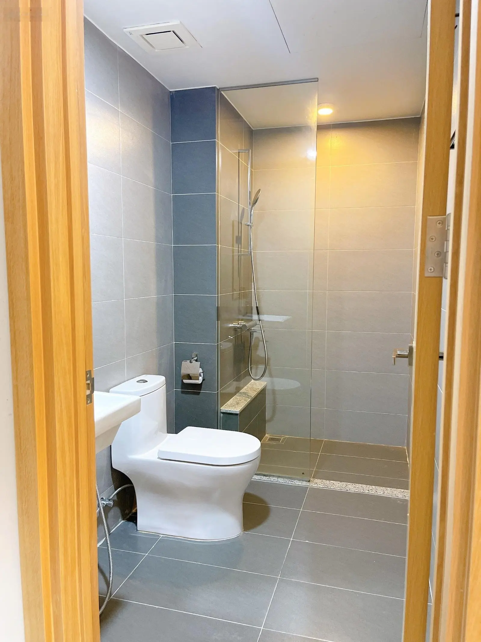 Hạ giá bán gấp căn Emerald 63m2 2PN - 1WC để lại đầy đủ nội thất đẹp cho khách, view thoáng mát