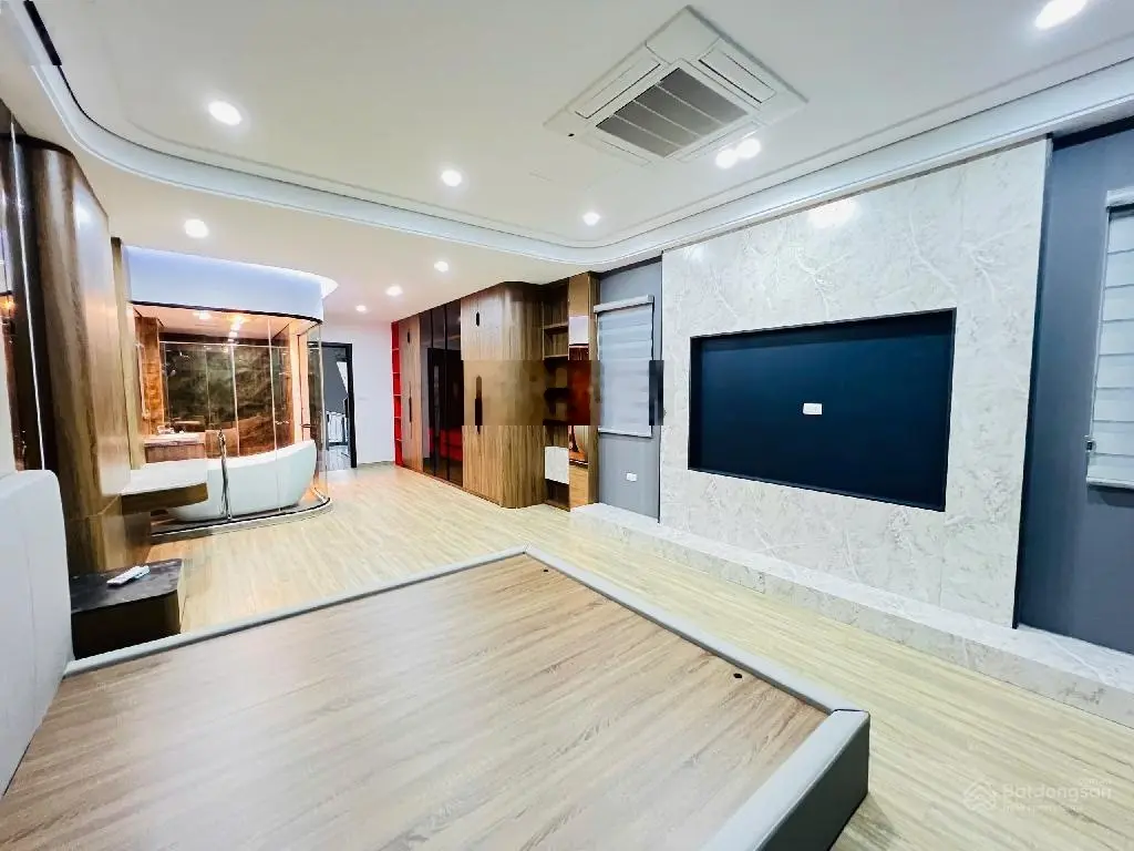 Mặt phố Ngô Gia Tự - quyền lực - 1 mặt phố 1 mặt ngõ - kd vô địch - đường to vỉa hè rộng vị trí đẹp
