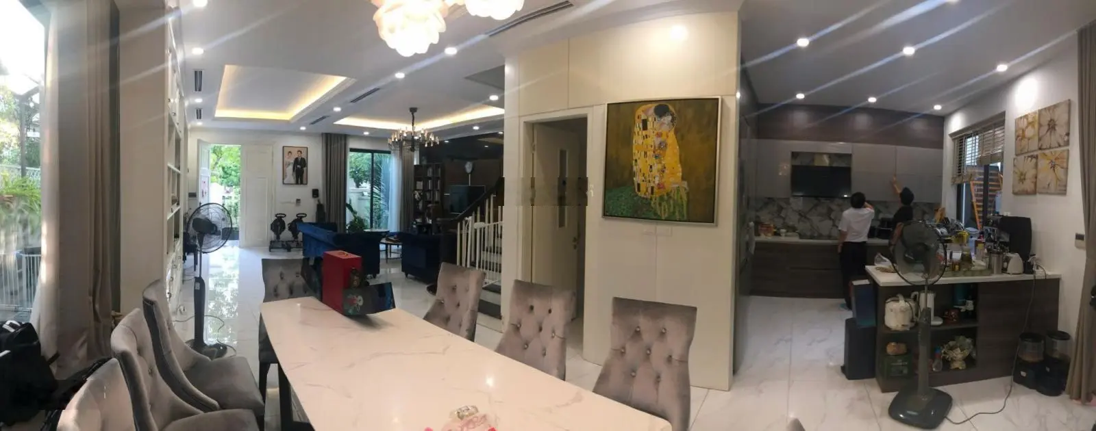 Song lập Anh Đào 164m2 hoàn thiện đẹp. Tọa lạc vị trí đường thông của dự án. Gía chỉ 4x tỷ