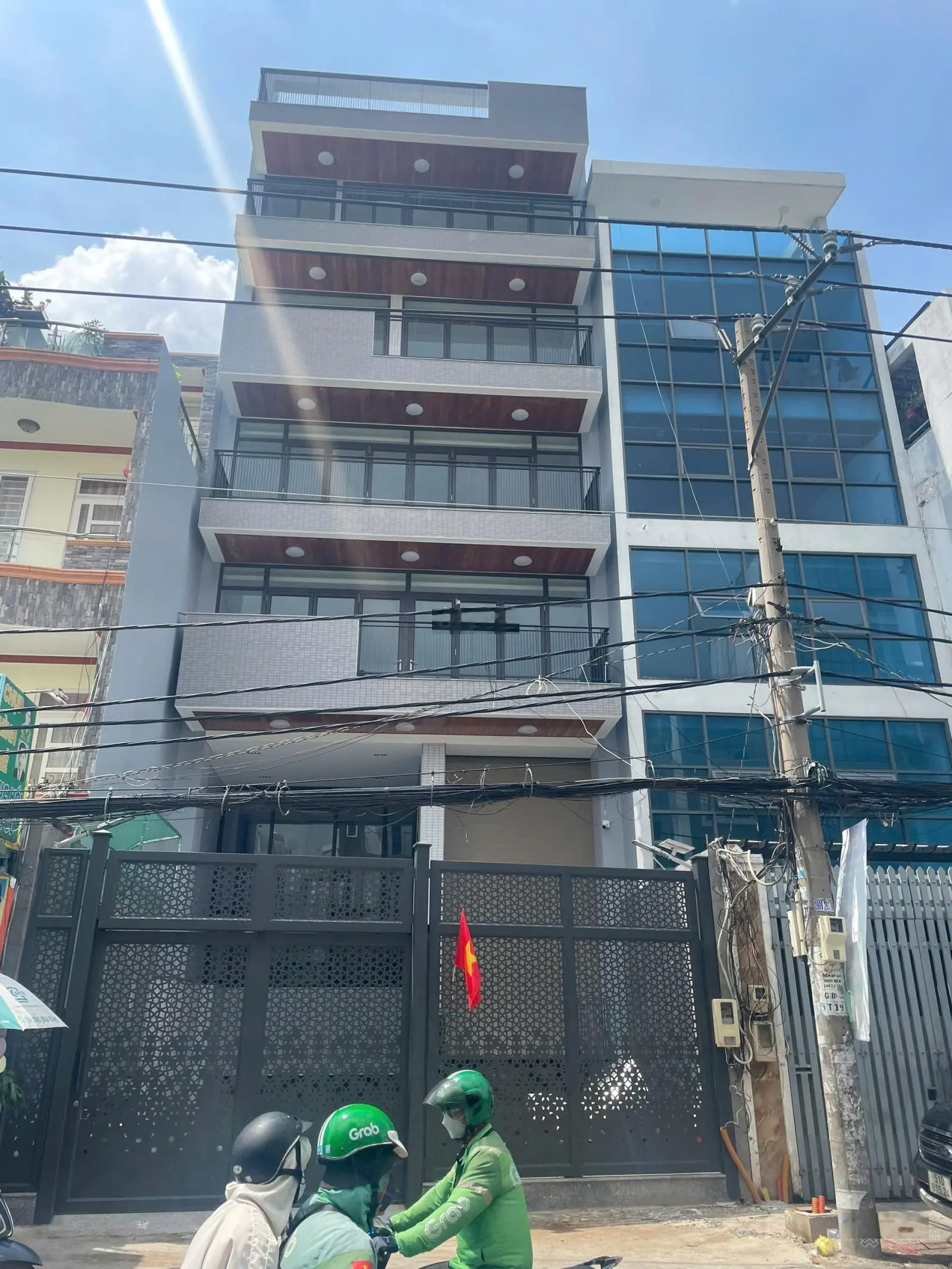 Thông báo! Chú Hải đi công tác xa cần sang nhượng căn nhà MT Bùi Đình Túy BT. DT 4,5x26m. Giá 19 tỷ