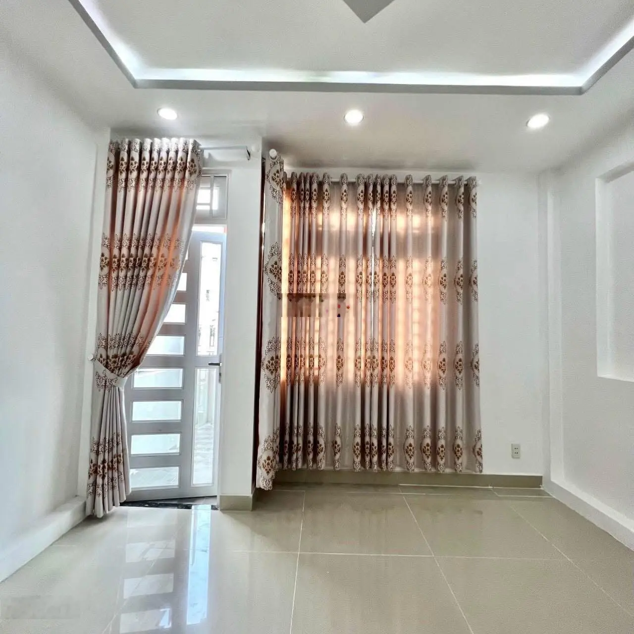 Bán gấp căn nhà Giá: 3TỶ19/79.4m2 LÝ THÁI TỔ, P10, Q10 - cho thuê nhà 24Tr.Tháng có Gara xe hơi