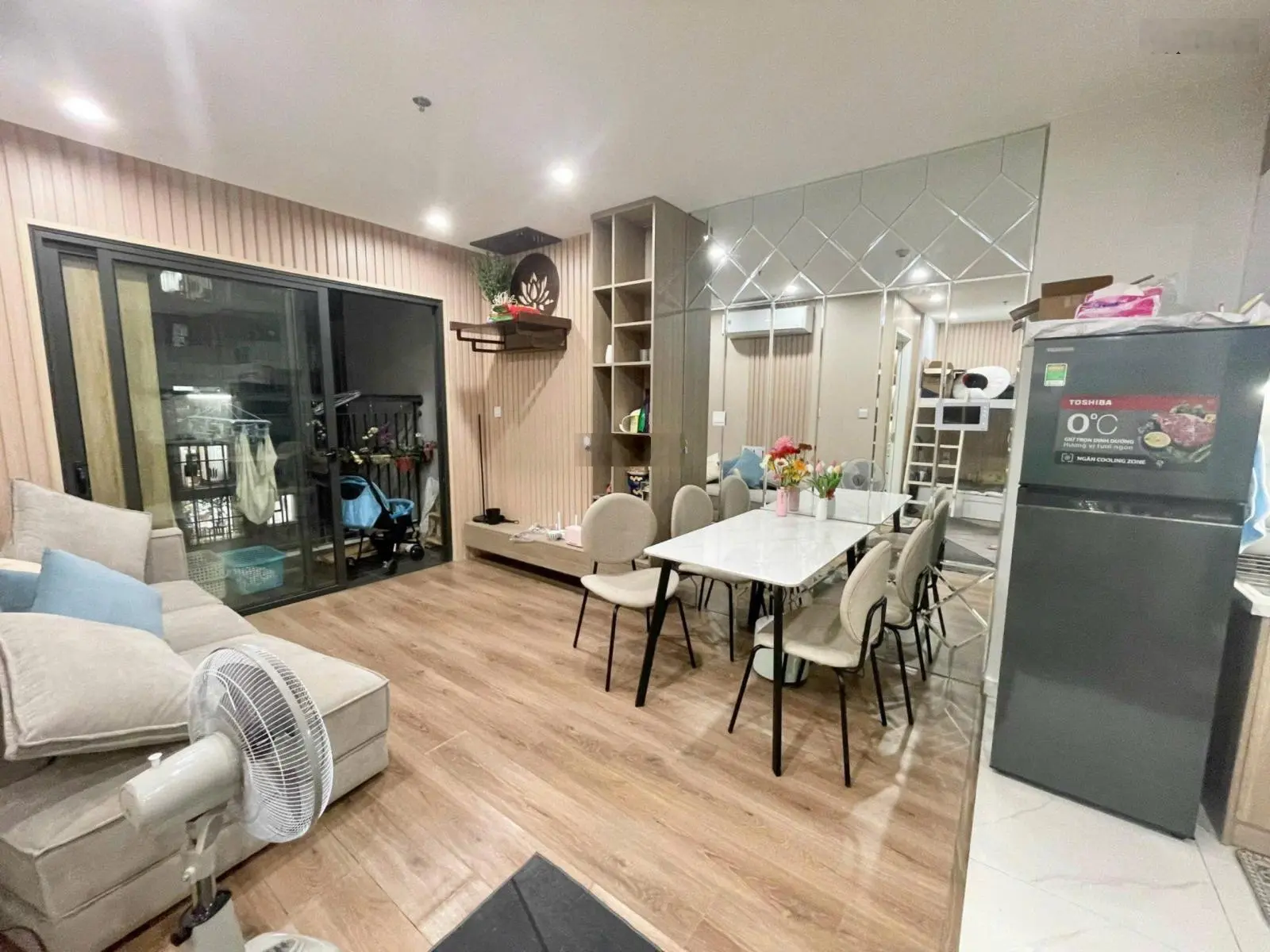 Chính chủ cần bán căn 1ngủ cộng 43m2 tại Vinhomes Smart city full nội thất 2,4 tỷ