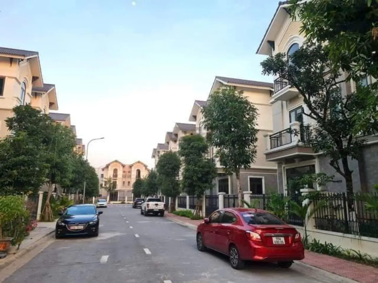 Chủ nhà cần tiền bán gấp căn biệt thự, hướng Nam, có 1 - 0 - 2