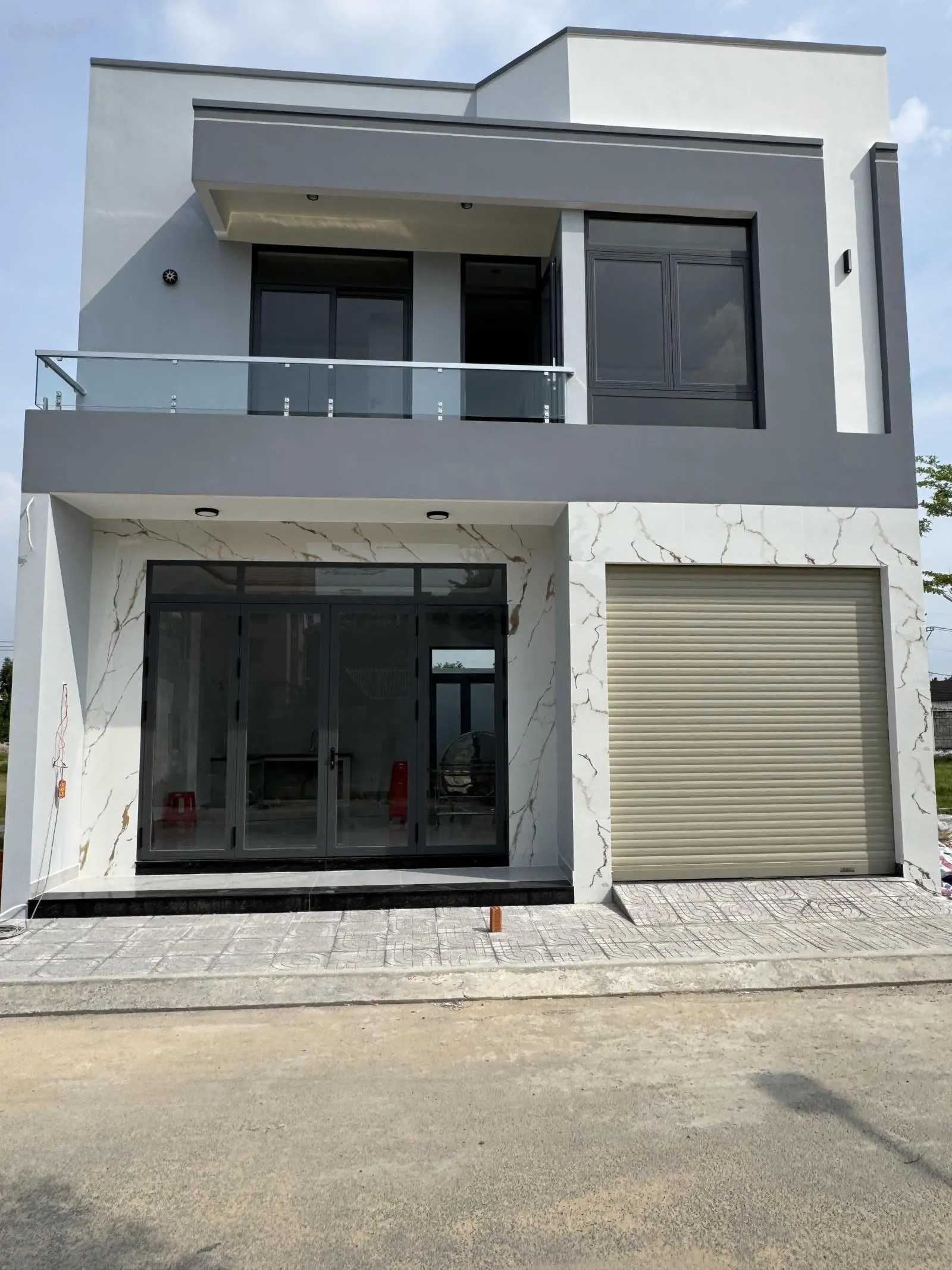 Bán gấp nhà 137m2(8,5x9,5m), giá 3,15tỷ, 1 trệt 1 lầu, có gara ô tô, 3PN2WC, hỗ trợ vay 75% MT 8.5m