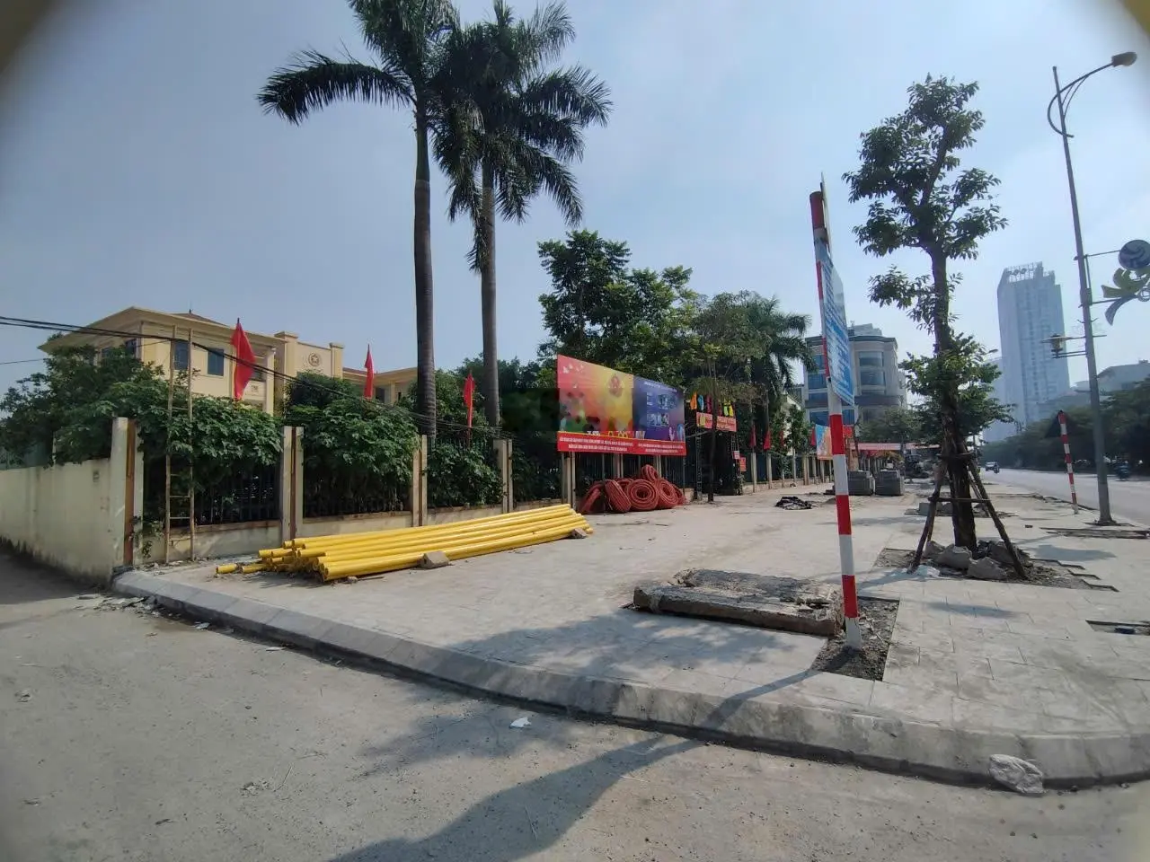 Siêu phẩm! Cần bán nhà mặt đường Lê Trọng Tấn diện tích 81m2 sổ đỏ liền tay, đối diện Parkcity