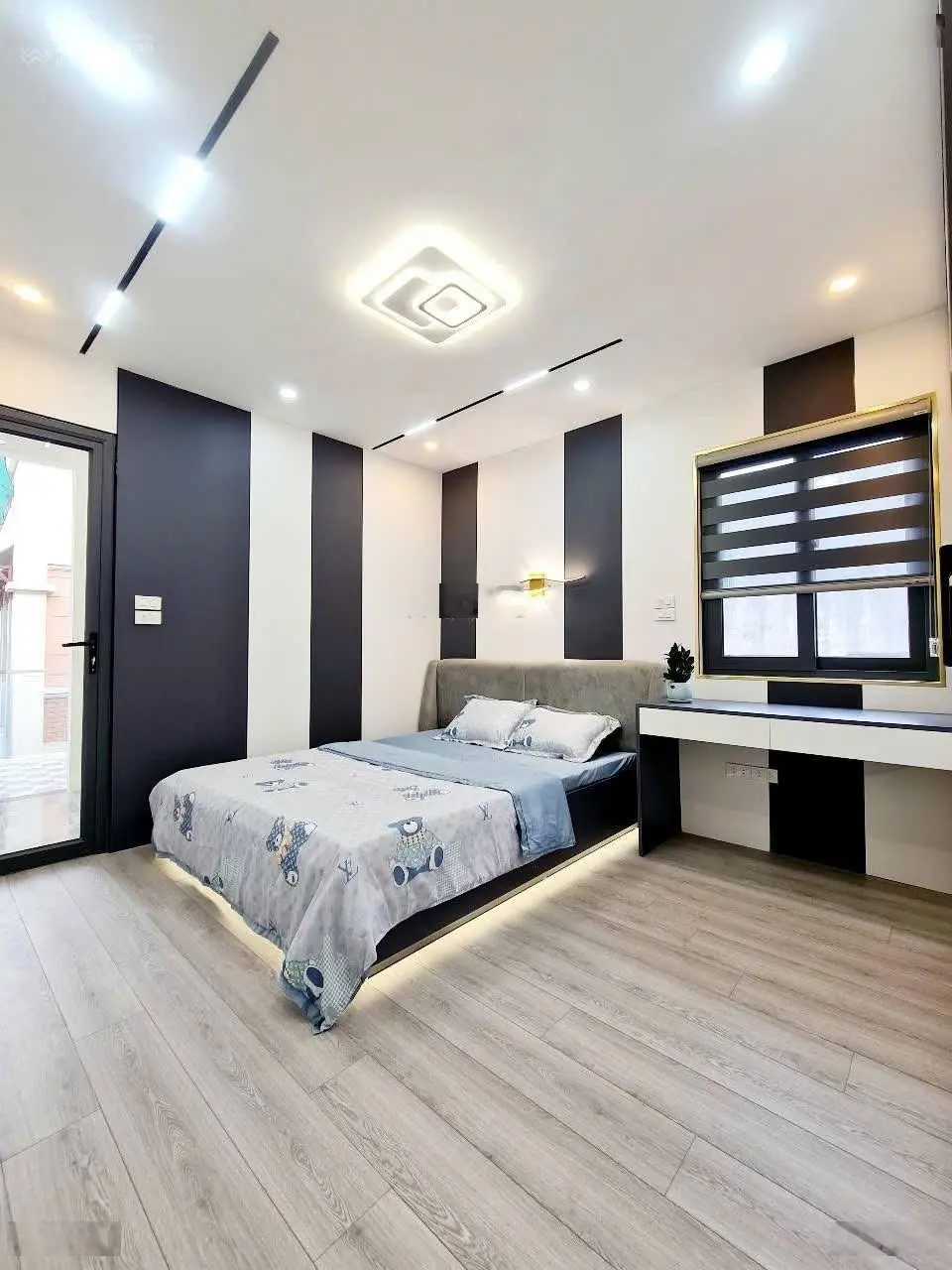 - Siêu phẩm mặt phố Mai Dịch, vỉa hè rộng, kinh doanh đỉnh, ô tô đỗ ngày đêm, 55m2x5T. Chỉ 2x Tỷ