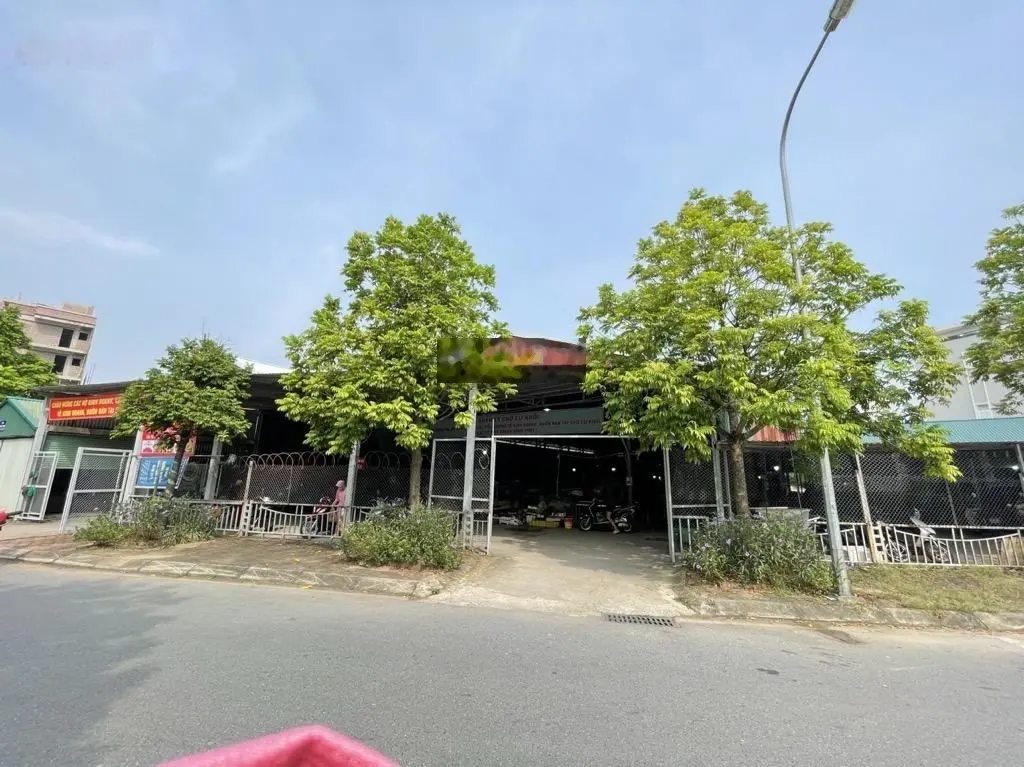 Chính chủ bán căn nhà siêu rẻ, diện tích thực tế 75m2, trung tâm phường, sát chợ đầu mới, vườn hoa