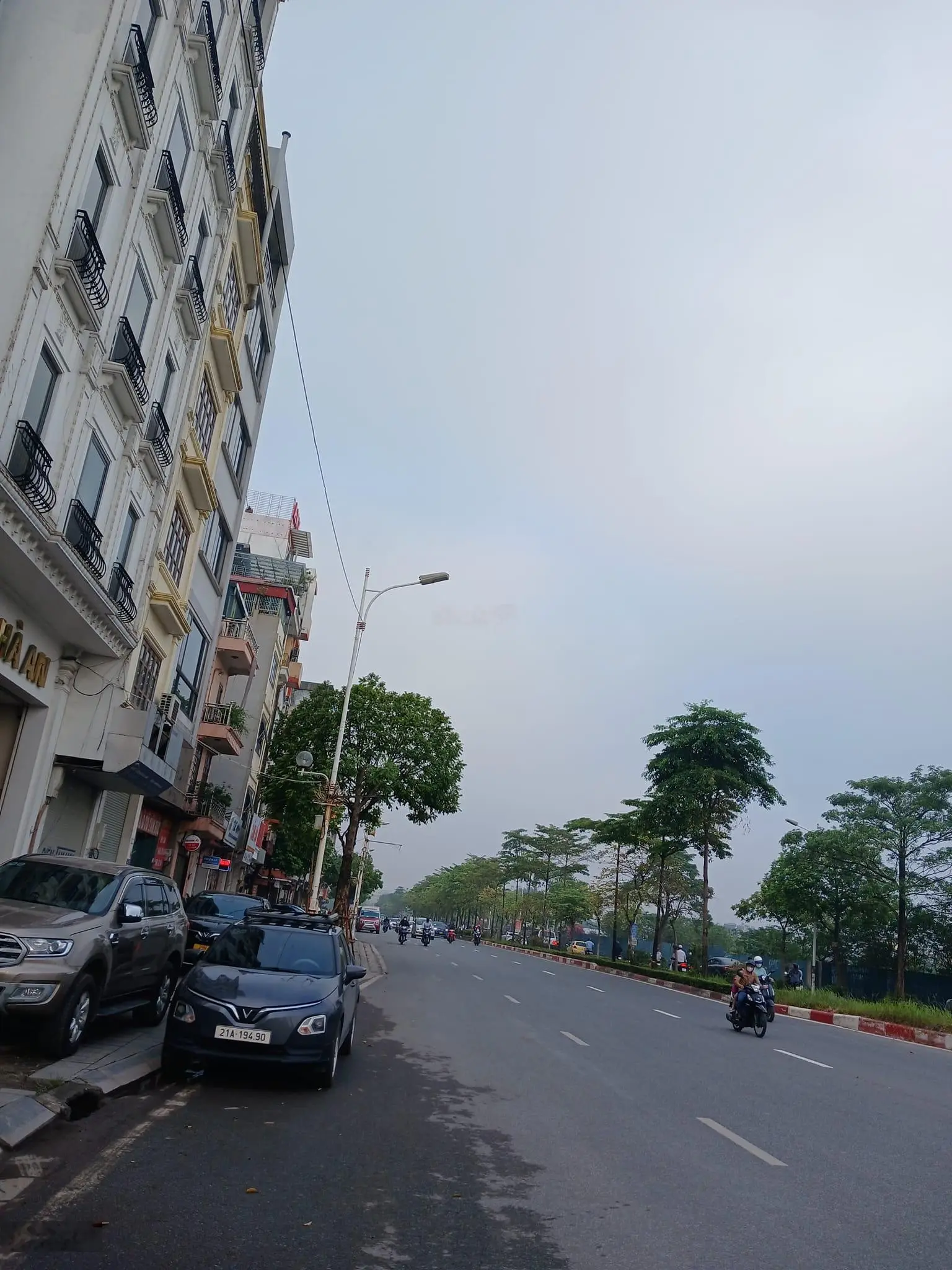 Bán nhà mặt phố Cổ Linh, nhà mới đẹp lung linh, tặng full nội thất xịn xò, thang máy