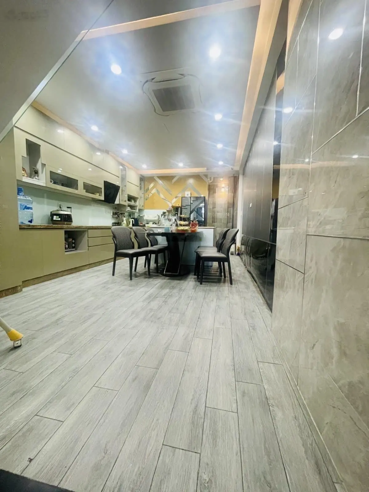 Chú 8 cần bán gấp nhà Cộng Hòa, P. 4, Tân Bình, DT: 56m2, giá 3,360 tỷ (đang cho thuê 18tr/th)