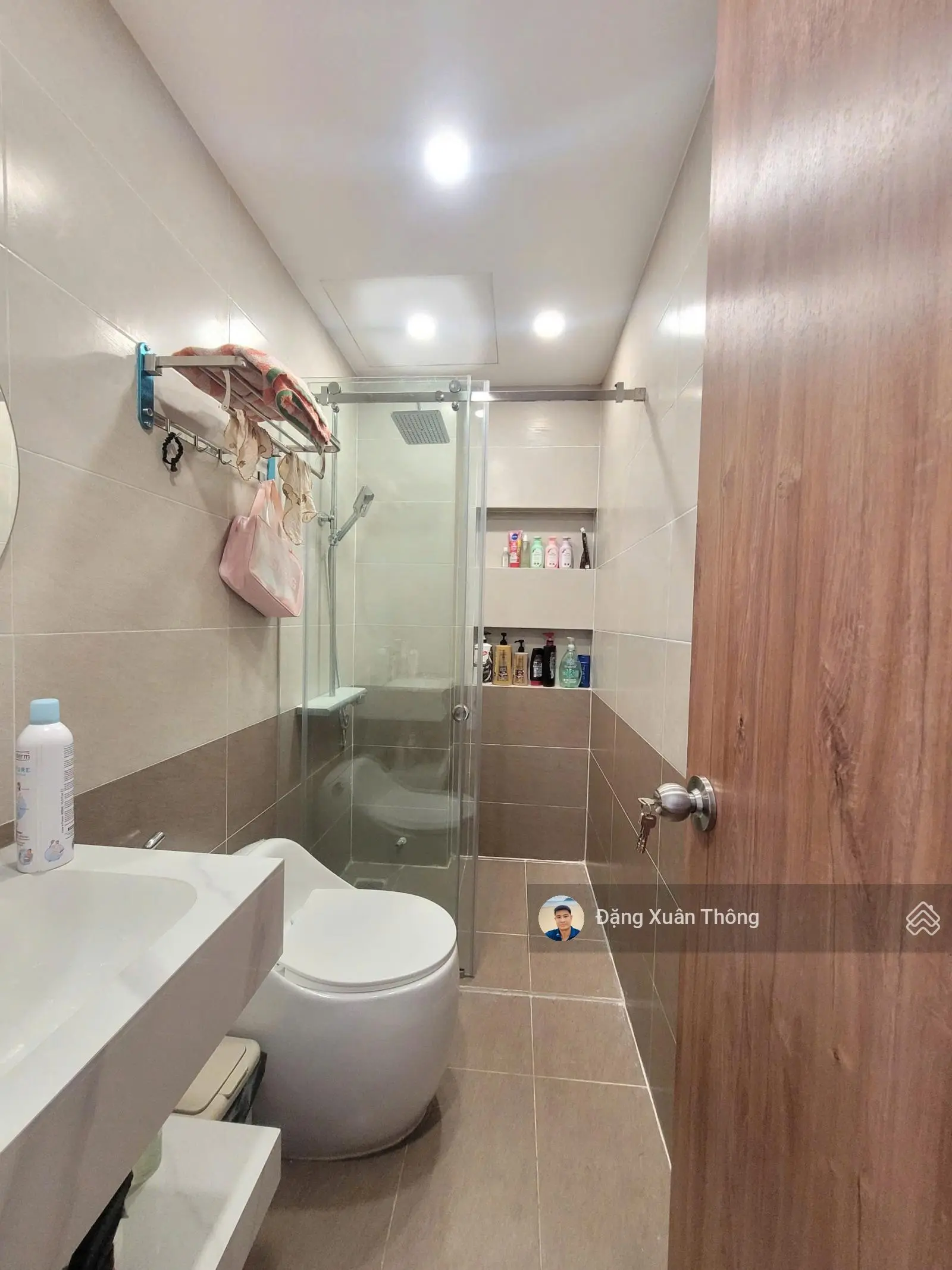 Nhà 1 trệt 2 lầu hiện đại gần Vin Quận 9, vào ở ngay, giá 5,3 tỷ, đường 10m vỉa hè rộng, văn minh