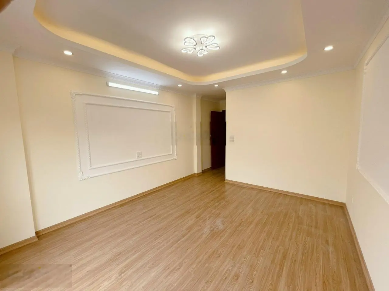 Rẻ Nhất PHỐ ĐỒNG NHÂN, GIÁ 3,65 Tỷ nhà 5 Tầng 20m ra đường ô tô tránh