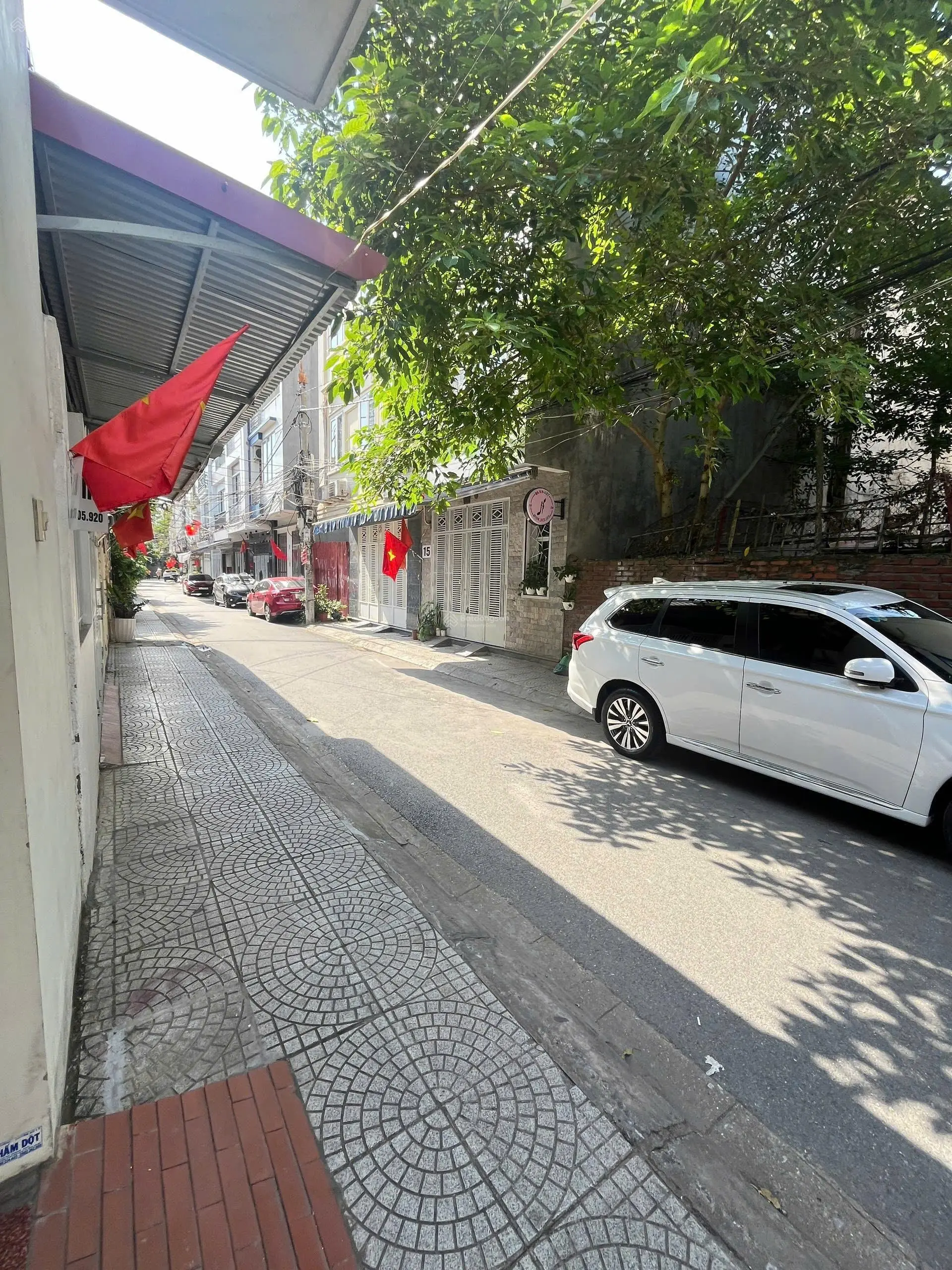 Cần bán nhà 4 tầng căn góc hồ Lâm Tường (tuyến 2 Hoàng Minh Thảo). Nhà đẹp ô tô đỗ cửa