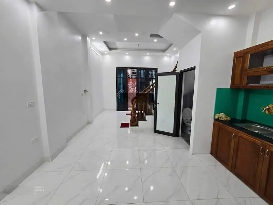 Chị gái đi nước ngoài cần bán gấp nhà 5 tầng 35m2 ngõ rộng cách ô tô 50m, MT 4.12m, giá nhỉnh 4 tỷ
