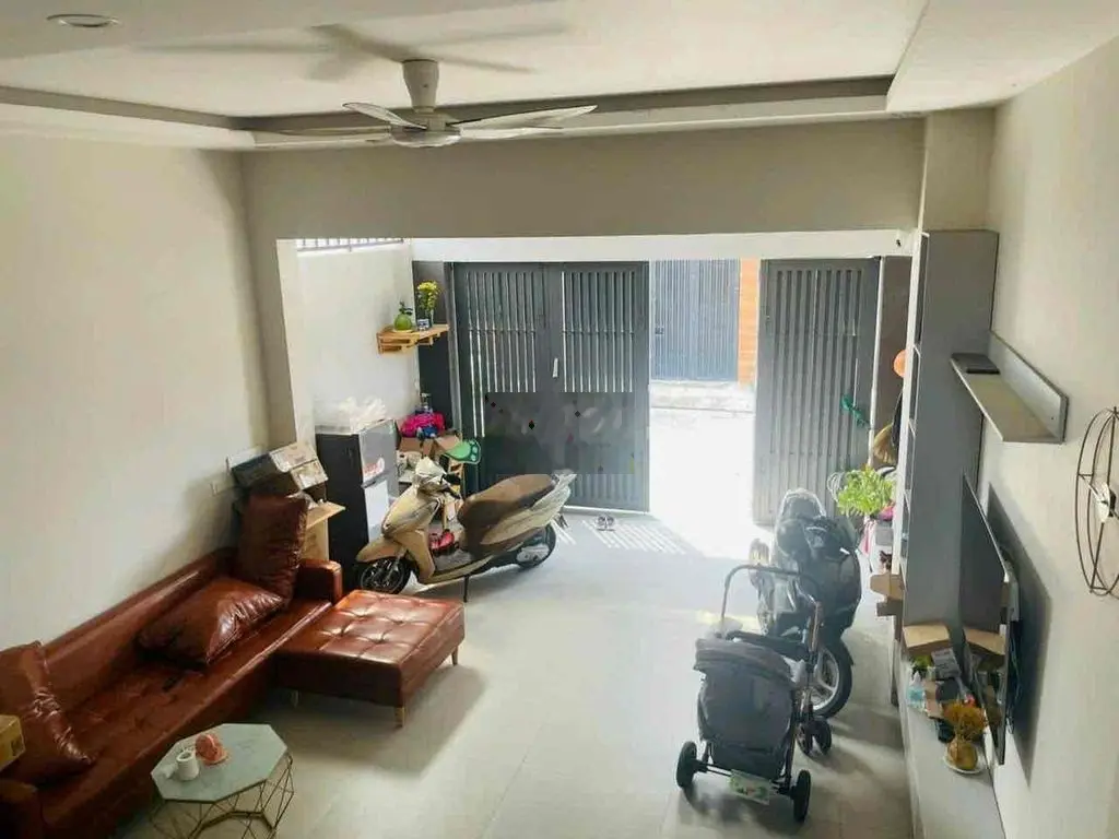 Bán Nhà 3 Tầng Đẹp Kiên Cố - Ngang 4,8M - Đường Oto 6M - Linh Đông