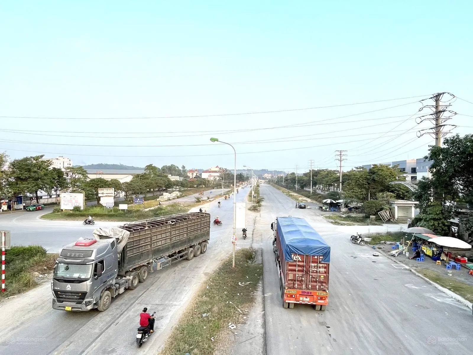 Làn 2 quốc lộ 6, cạnh khu công nghiệp Phú Nghĩa, xe ô tô tải chạy thông kinh doanh nhỏ lẻ