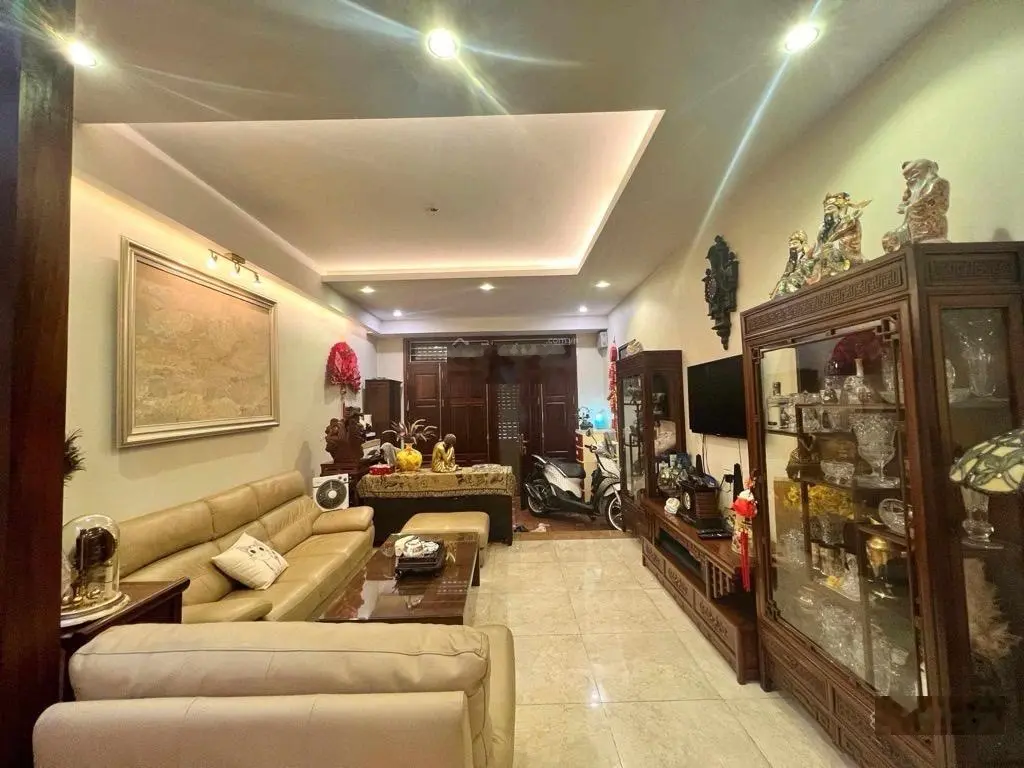 Bán nhà phố Lạc Trung - Phân lô cán bộ - Ô tô tránh nhau - 70m2 - 4PN. Giá: 20,5 tỷ. LH: 0779 548 ***