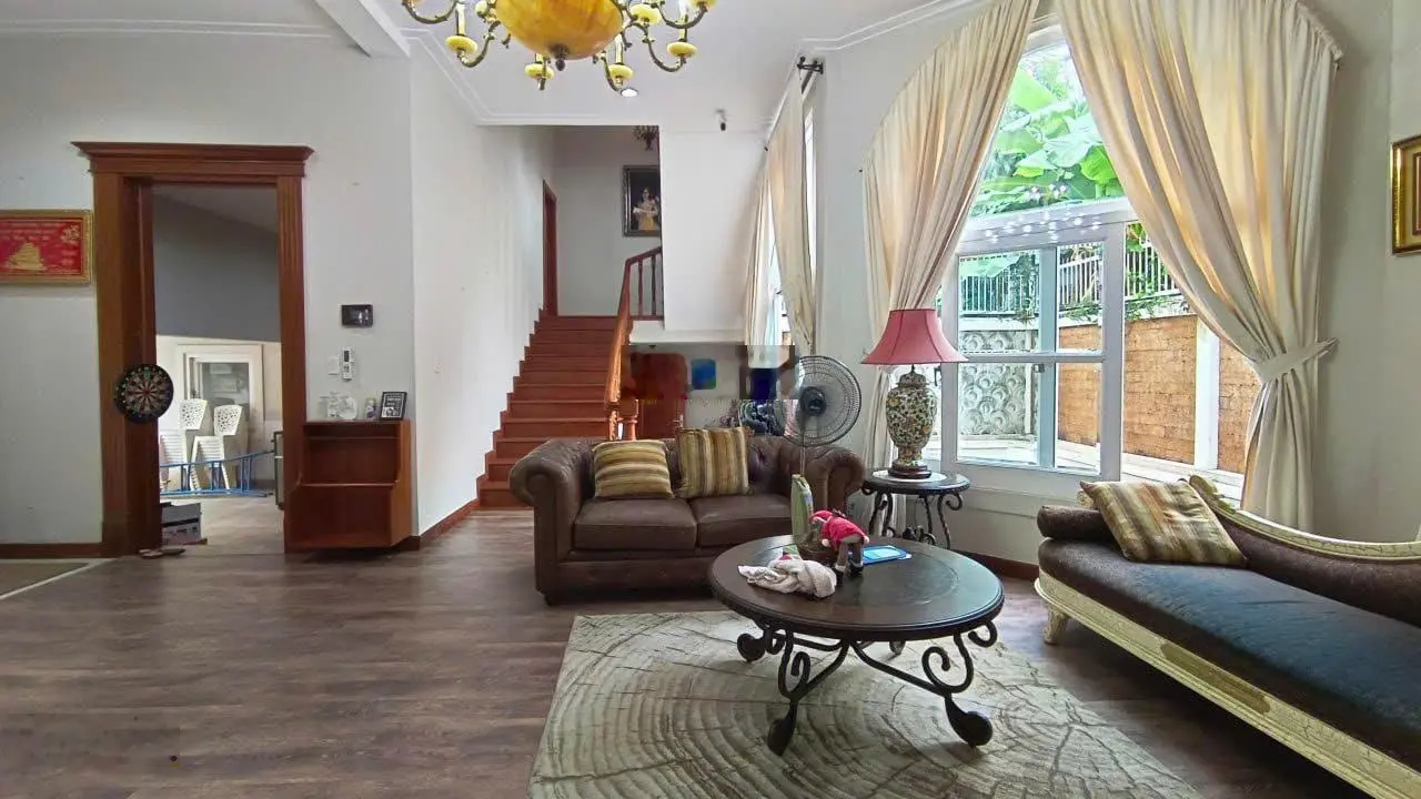 Ngộp bank. Bán biệt thự Thảo Điền gấp DT 448m (18 x 26m) có hồ bơi khu compound. Chỉ 90 tỷ 200tr/m2