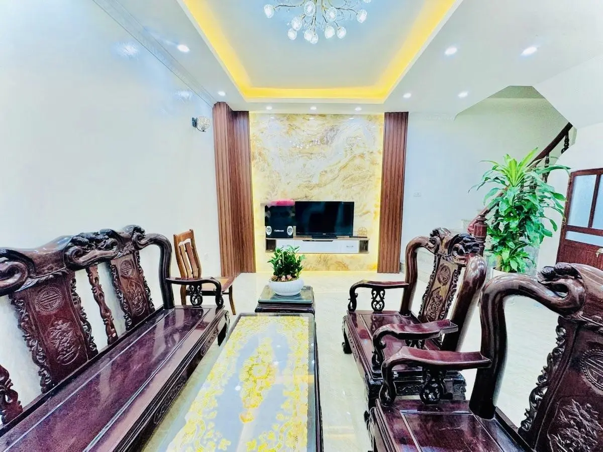 Giá tốt. Nhà đẹp đường Láng. Ngõ thông các ngả, cực gần ô tô tránh, ra phố vài bước chân. 38m2