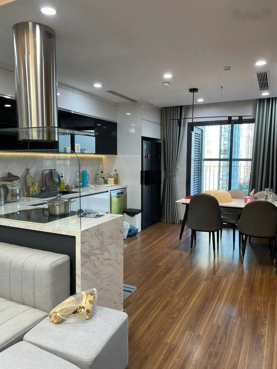 Gấp! Cần bán căn 2PN, 2wc, 81m2, tầng trung, BC Đông Nam giá cực tốt chỉ 5,8 tỷ LH: 0343,202831