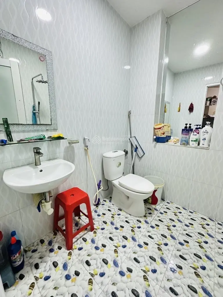 Bán nhà Đoàn Văn Bơ Quận 4 - 4 tầng - 33m2 - 3 tỷ nhỉnh - hẻm 4m thông - tiện kinh doanh