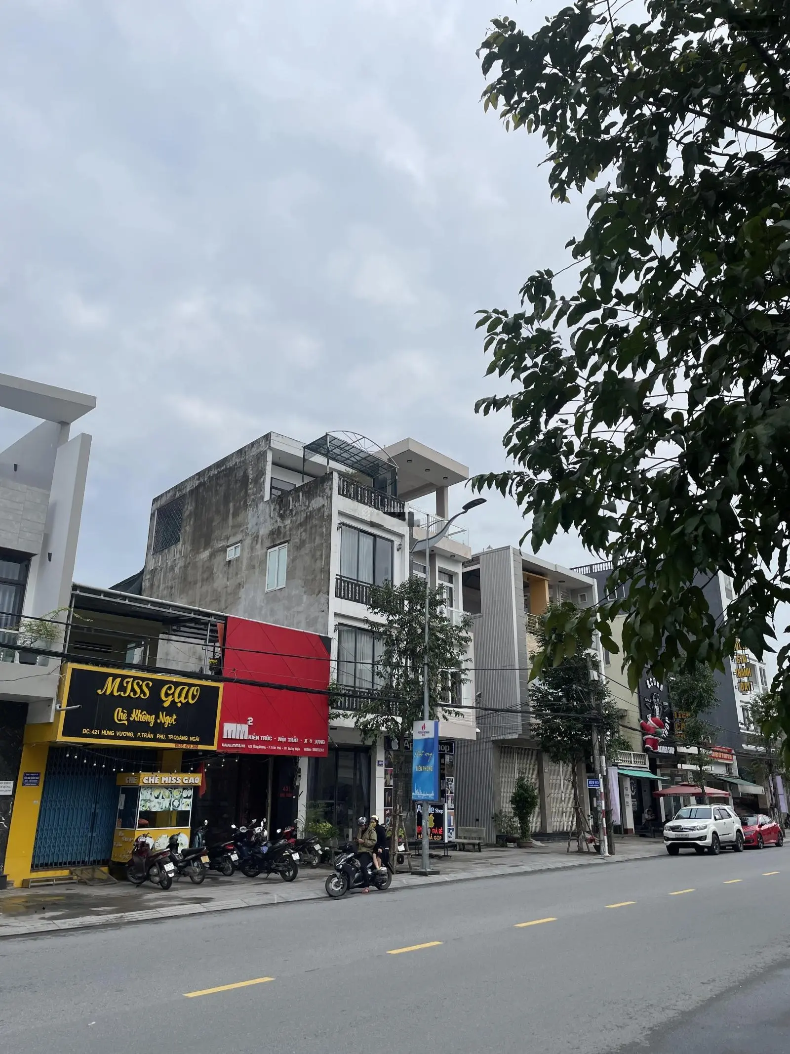 Bán nhà mặt tiền đường hình vương ngay trung tâm TP 4 tầng giá khá hợp lý lô góc 2 diện