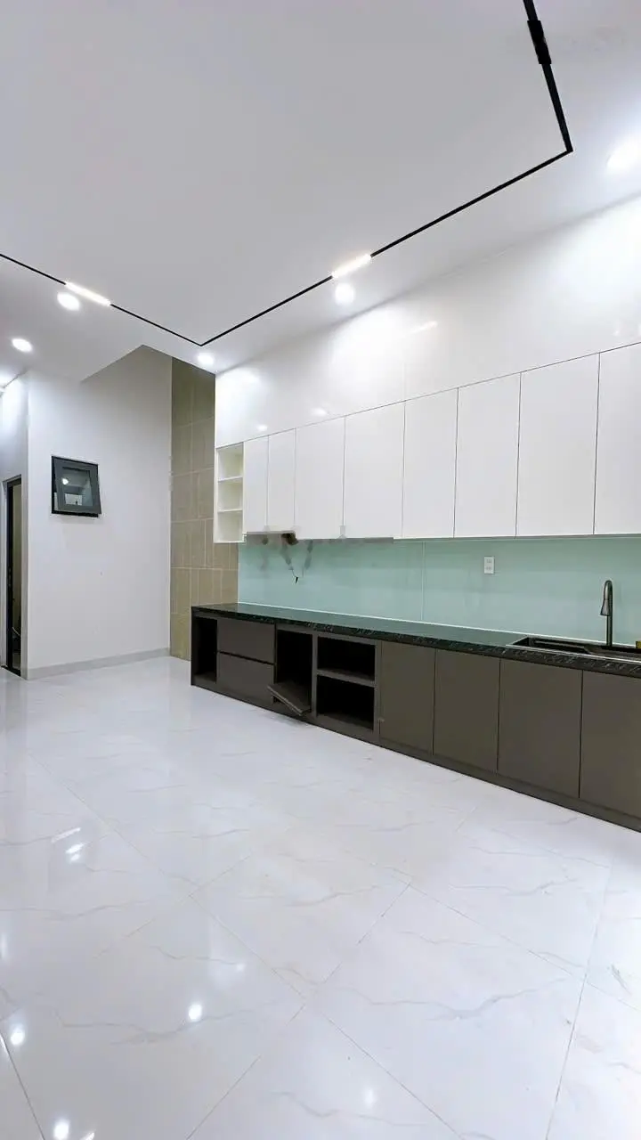 Bán nhà mới 2 phòng ngủ mặt tiền đường số, quận 4