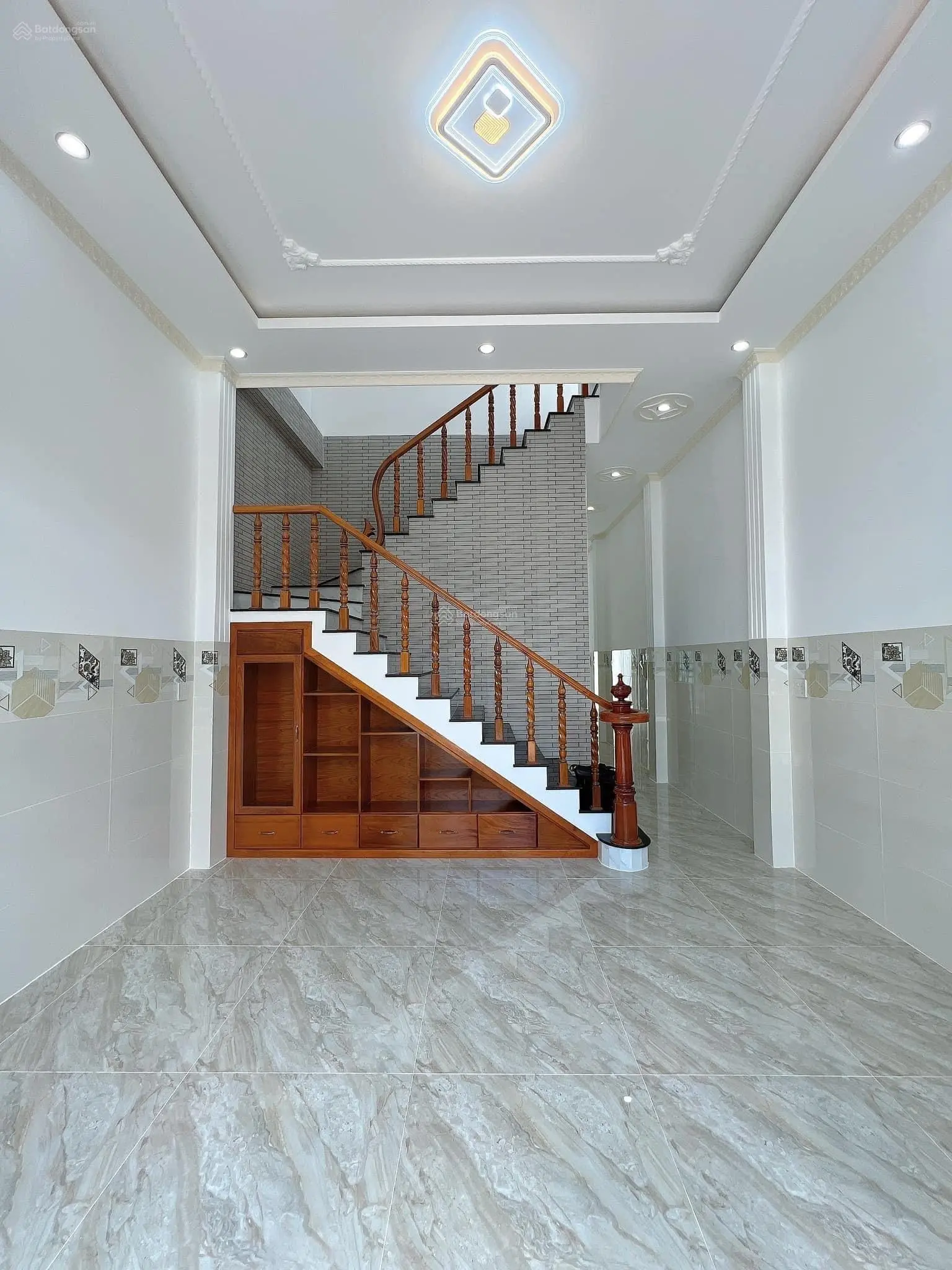 Bán nhà lầu mới 100% sổ hồng hoàn công DT 4,6 x 19 có sân đậu oto nhà gần chợ bình thủy giá 9 chủ