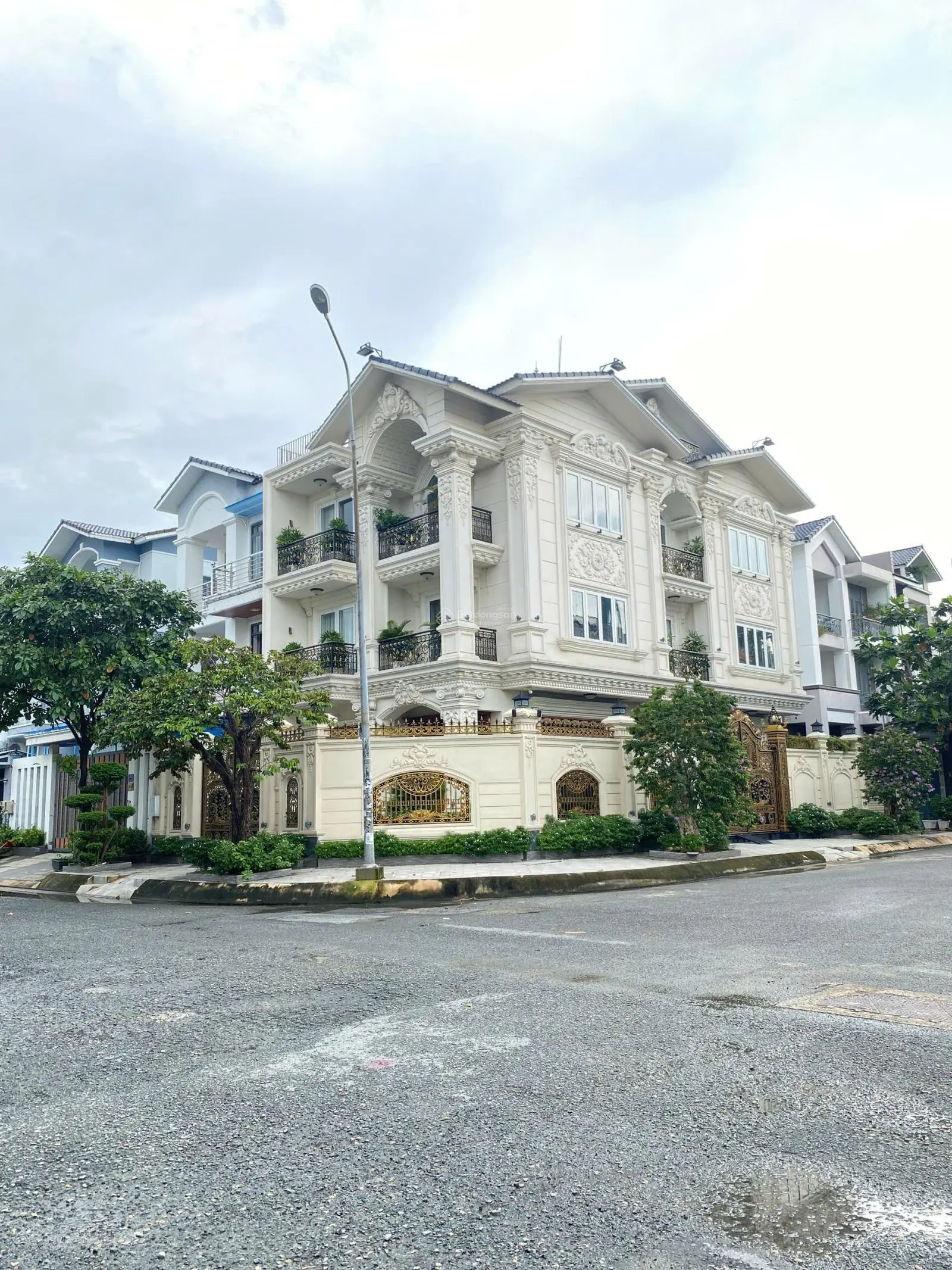 Bán biệt thự 2MT khu Bình Lợi view công viên, có thang máy - 11x20m, 3 tầng 6PN, gara ô tô, 25 tỷ