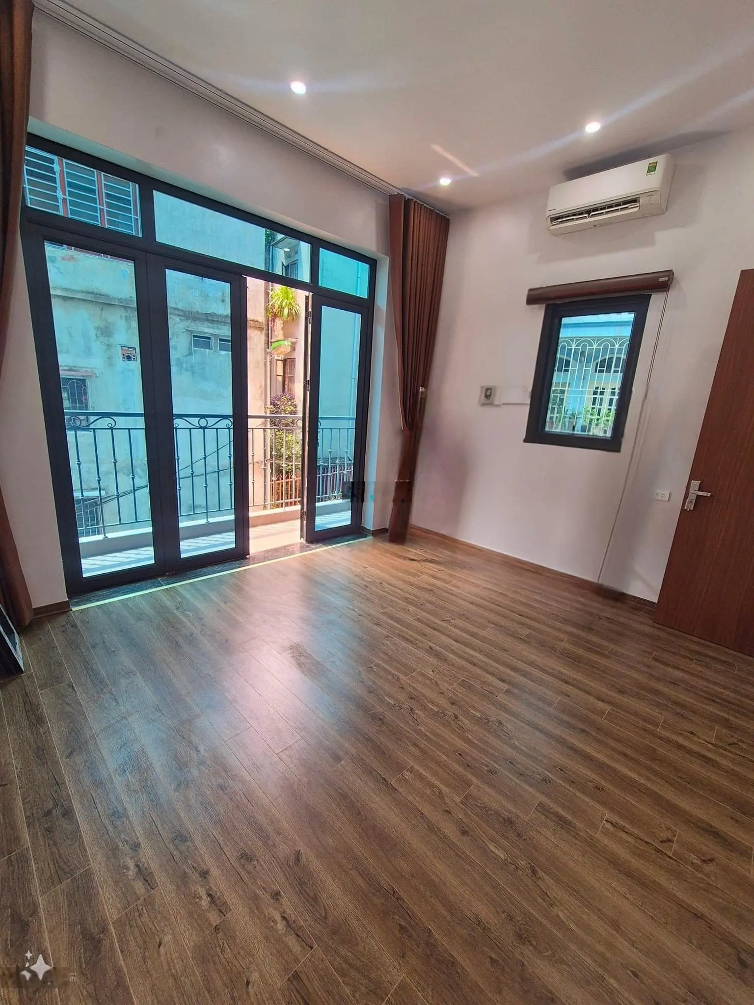 Ô tô, vỉa hè! Nguyễn Chí Thanh, phân lô, kinh doanh DT 40m2 4 tầng MT 4m, ngõ thông