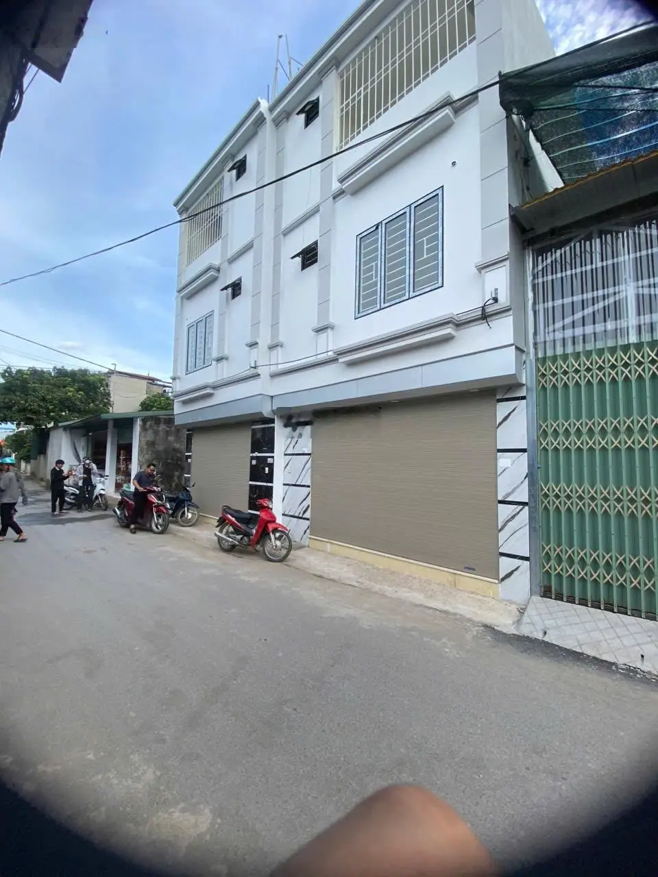 Bán nhà 3 tầng lô góc sát chợ và ĐH TDTT 68.2m2 tại Phụng Châu. Giá 3,35 tỷ