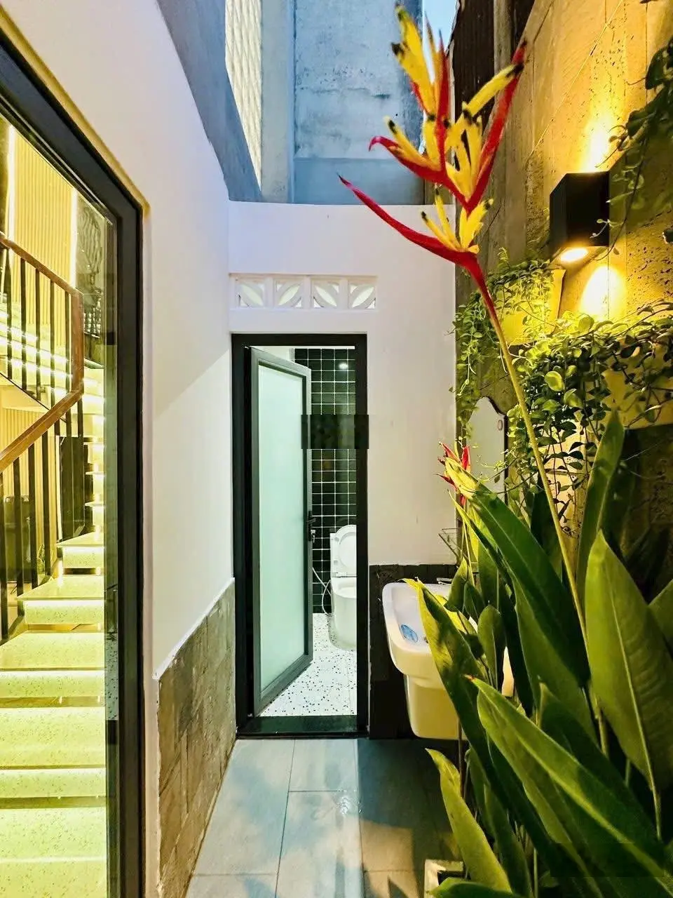Nhà ngay ngã tư ga, sát bên chợ Cầu Đồng, DT:5,2X10M, Lửng, 3Lầu, 4PN, Gara ô tô, Sân thượng.