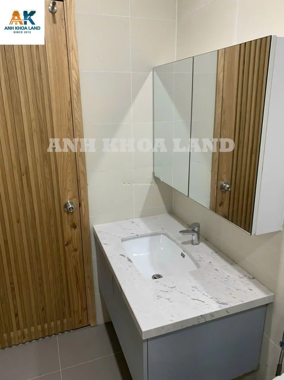 Nhà mới 3 tầng vào ở ngay - hẻm xe hơi sát mặt tiền đường Hoàng Diệu 2 và Đại học Sư Phạm Kĩ Thuật