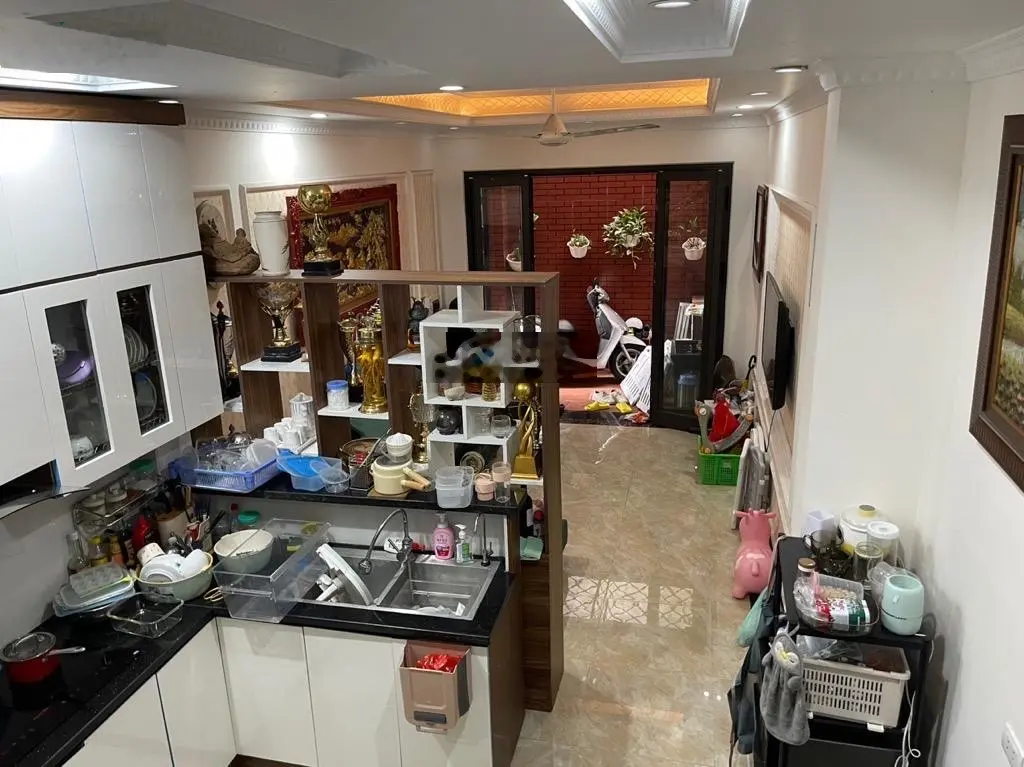 Bán nhanh nhà phố Sài Đồng, DT: 36m2, 5 tầng, giá: 4. X tỷ, full nội thất đẹp, ô tô đỗ ngày đêm