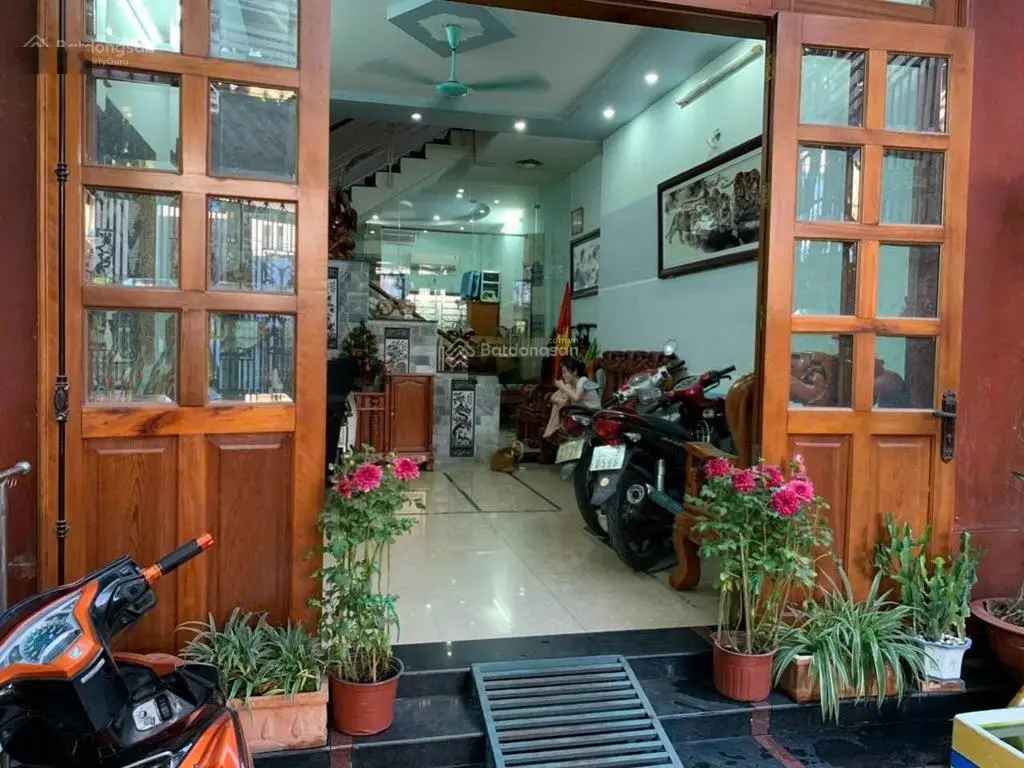 Bán nhà Đường Lã Xuân Oai,Lê Văn Việt Quận 9, giá 9,29 tỷ, diện tích 90 m2, ngang 5m, 4 tầng.