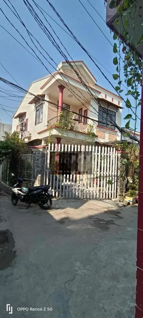Nhà 4 phòng , sân xe hơi . ngã tư nhà đỏ