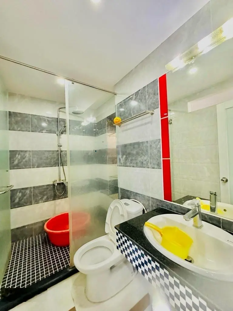 Mặt tiền Nguyễn Hồng Đào, 3 tầng