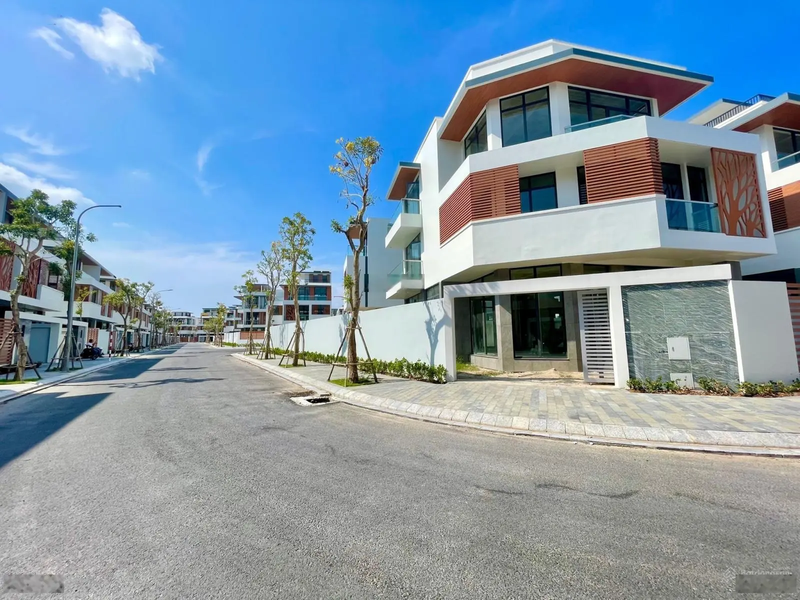 Bán biệt thự Phú Quốc cách Bãi Trường 300m - giá chỉ 24,5 tỷ - sở hữu lâu dài