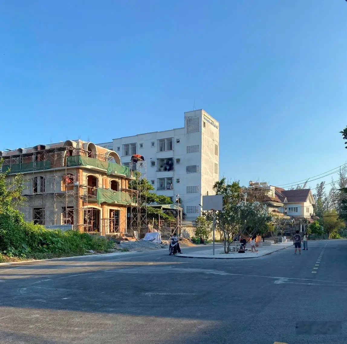 Biệt thự góc 2 mặt tiền view sông đối diện công viên. DT: 209m2(13x20m). Giá 17.2 tỷ có thương lươg