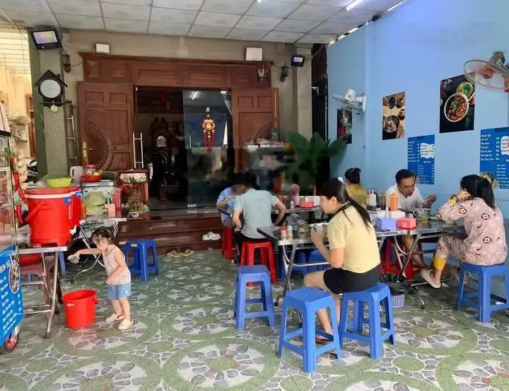 Chủ cần bán nhà MT Trần Quang Diệu, P Tân Bình, TP Dĩ An. Kinh doanh buôn bán sầm uất. Nội thất gỗ