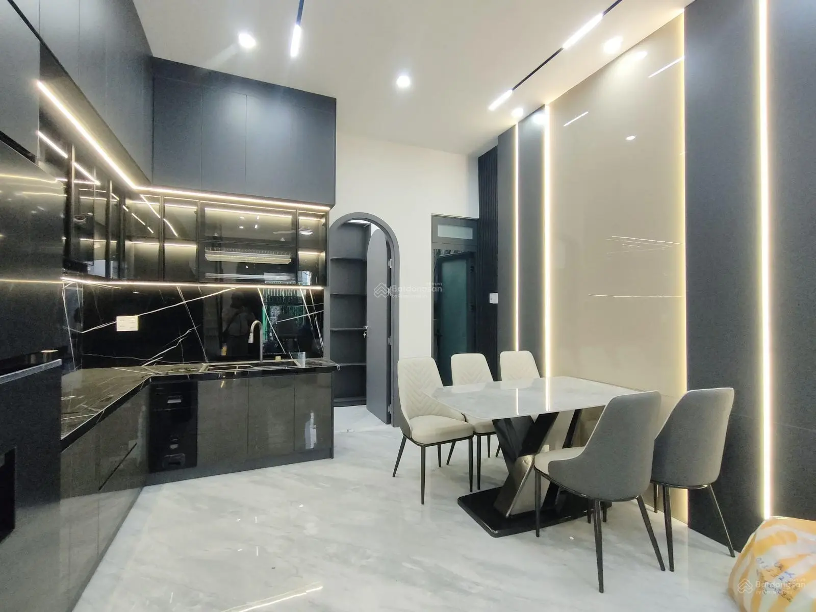 Nhà 3 tầng đường ôtô 5m ôtô đậu đỗ trong sân - sát nhà đường Điện Biên Phủ