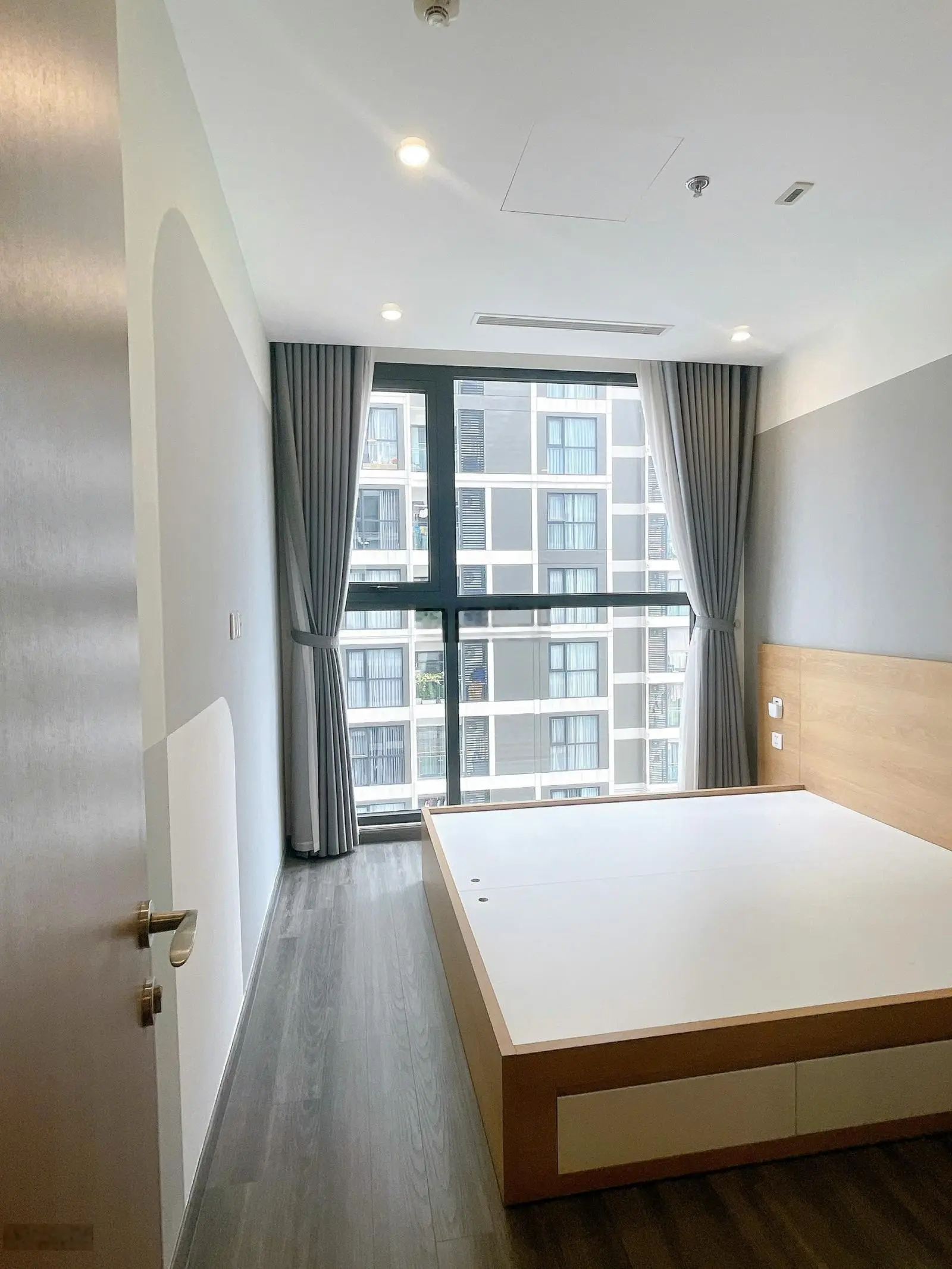Chính chủ gửi bán gấp căn hộ 2PN, DT 81m2, tầng trung, view bể bơi, tại phân khu Tonkin