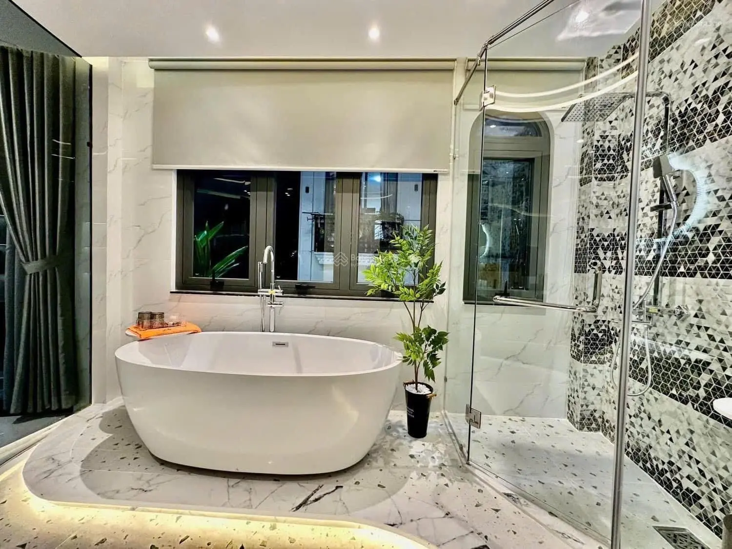 Cần tiền gấp bán nhà Bình Chánh 100m2, gần KCN vĩnh lộc, 5PN, SHR, đang cho thuê 9tr