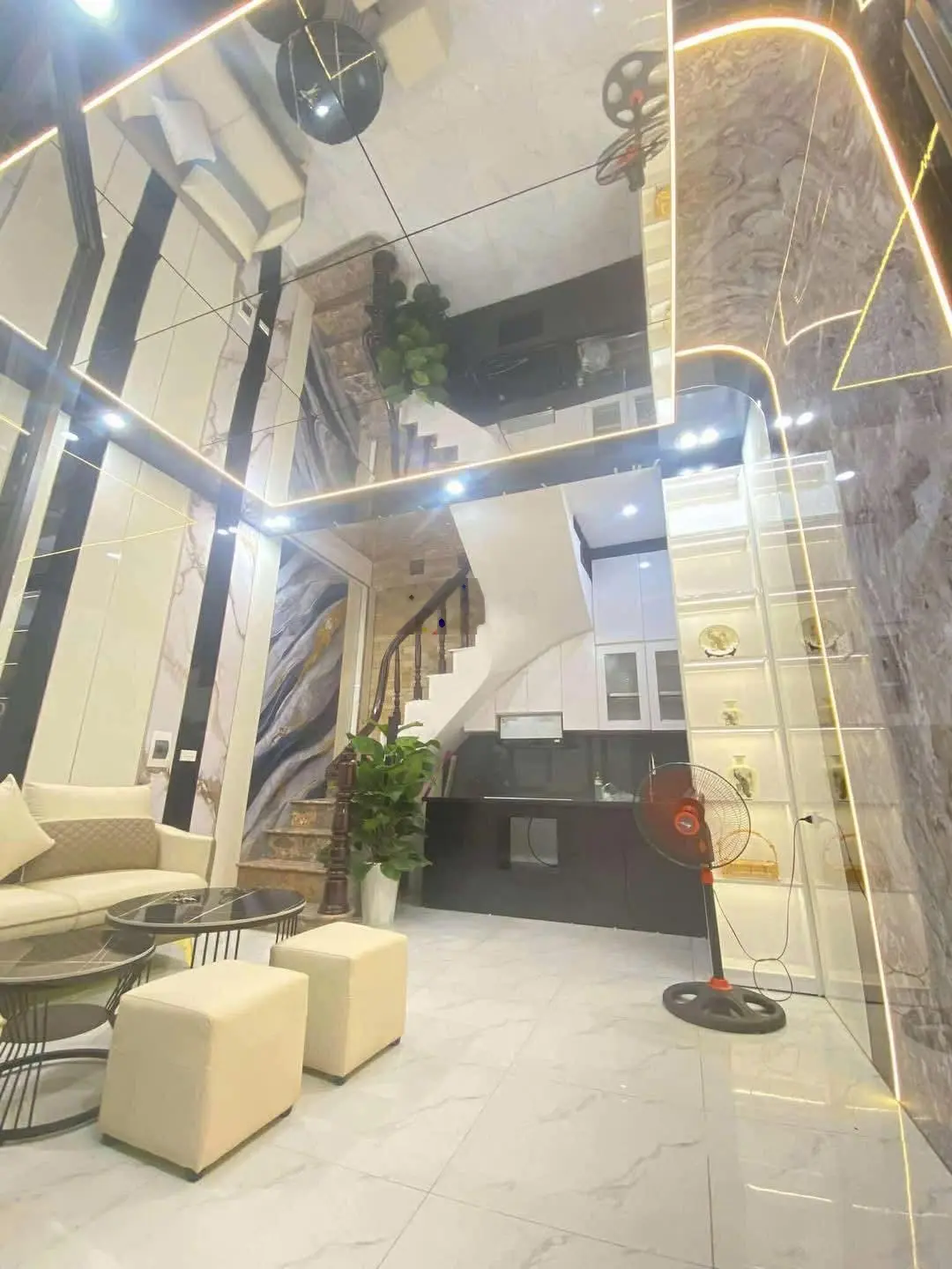 Hoàng Mai, Hoàng Mai. DT 26m² x 5 tầng, MT 5,2m, giá 5,35 tỷ. Đầy đủ nội thất, gần ô tô.
