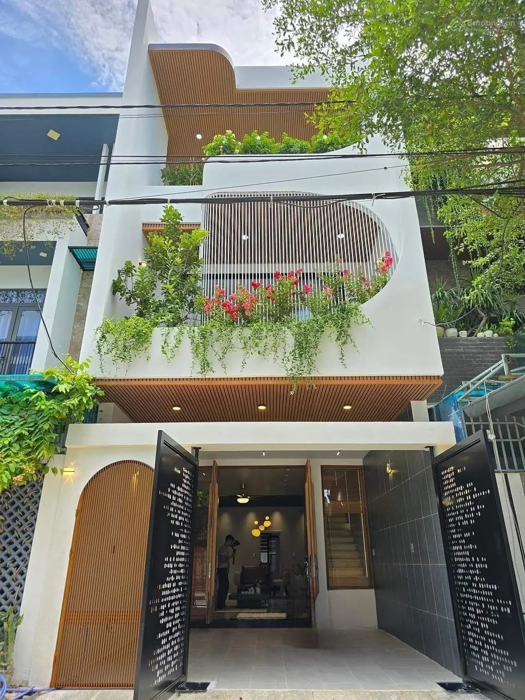 Siêu phẩm MT nhà đẹp BÀU NĂNG -full nội thất ôtô đỗ trong sân .