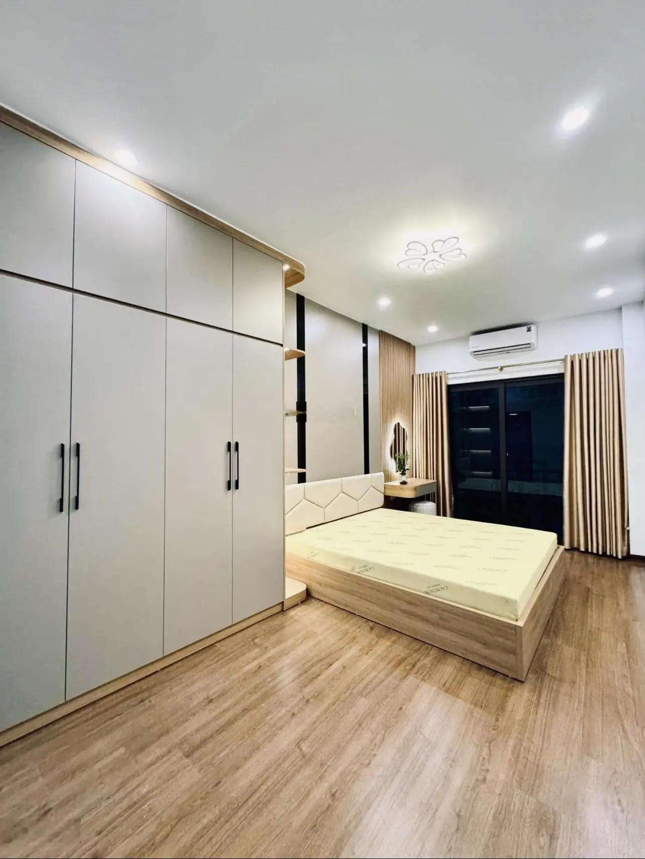 Bán gấp căn nhà đẹp xuất sắc phố Bồ Đề diện tích 38m2 giá chỉ 6 tỷ, ô tô đỗ sát nhà