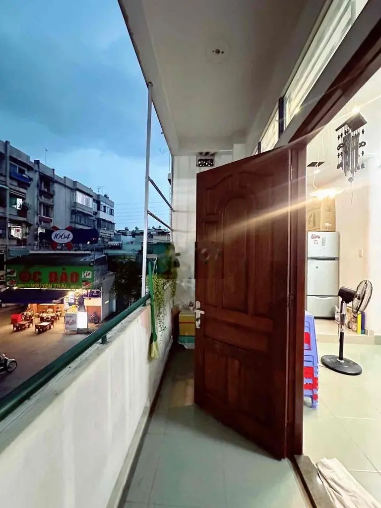 Bán gấp căn hộ view xịn tại Nguyễn Trãi Q1, 57m2, Chỉ 3tỷ9 TL